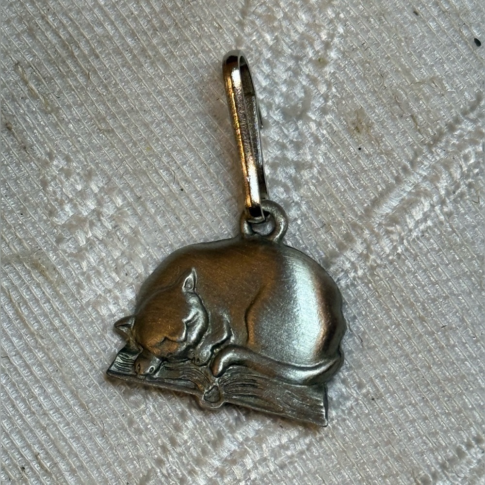 Vintage‎ JJ Pewter Sleeping Cat on Book Zipper Pull Charm, Jonette Jewelry